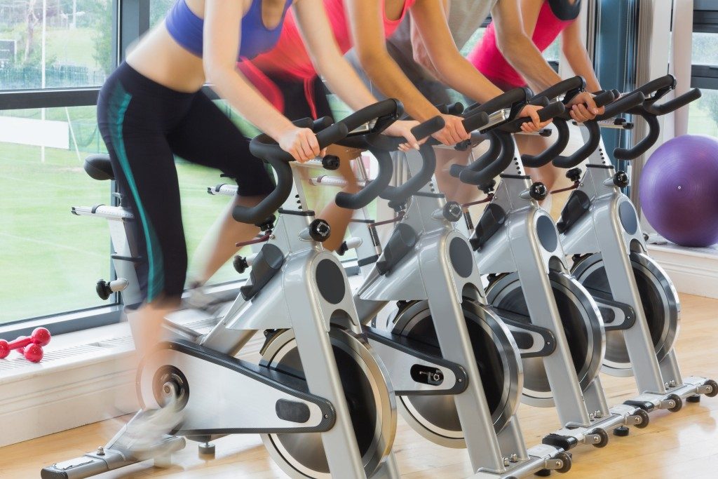 Fitness enthusiasts in a spin class