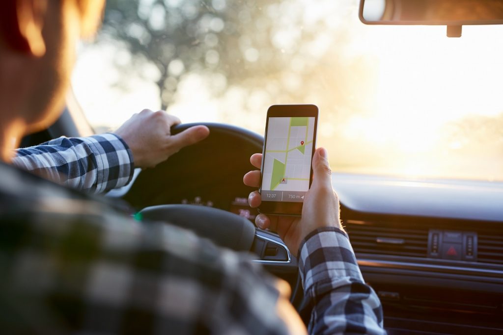 Man driving while looking to the phone